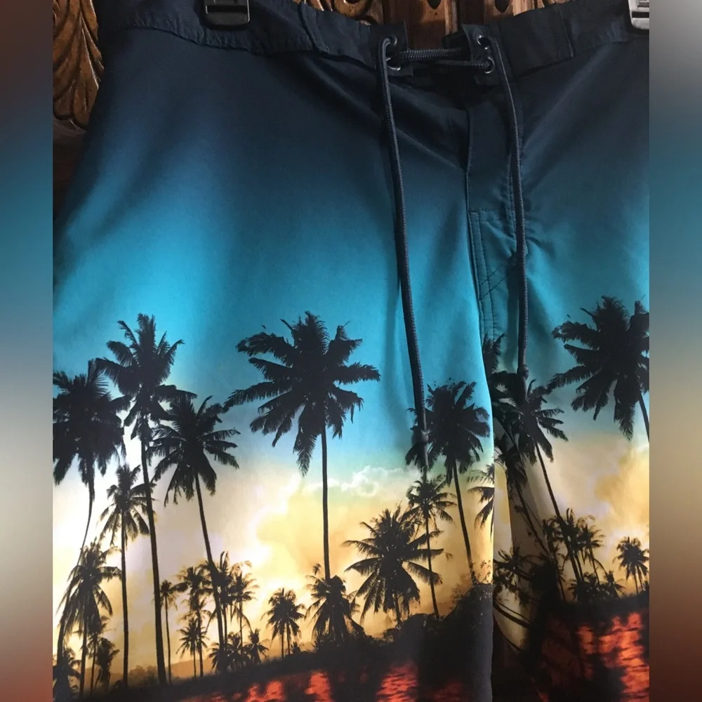 Mens Tropical Surf 🏄‍♂️ shorts - Picture 4 of 10